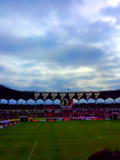 �J��